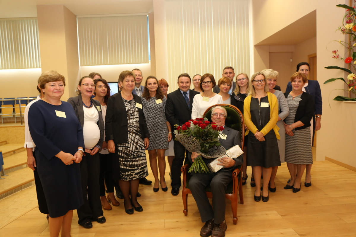 W trakcie IV zjazdu PTNO odbył się jubileusz 50 lat pracy naukowej i dydaktycznej prof. dr hab. Eugeniusza Kołoty, na zdjęciu w otoczeniu z pracownikami z Katedry