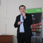 Albert Zwierzyński z firmy Osadkowski omawia czynniki warunkujące plonowanie truskawki