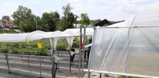 Uprawy pod daszkami wzbogacone o boczne kurtyny