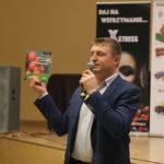 Marcin Chojecki prezentuje poradnik BASF ułatwiający zabiegi ochrony truskawek