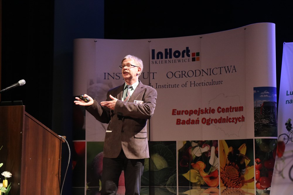 Prof. dr hab. Waldemar Treder omawia kwestie związane z nawodnieniem jagodników
