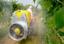 Traktor i opryskiwacz do pracy w tunelu