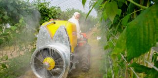 Traktor i opryskiwacz do pracy w tunelu