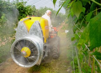 Traktor i opryskiwacz do pracy w tunelu