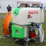 600 litrowy opryskiwacza sadowniczy zaczepiany produkowany przez firmę Bury