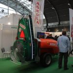 Firma Agrola w Kielcach zaprezentowała opryskiwacz typowo sadowniczy, lecz w swej oferie ma także maszyny do pracy przy jagodowych