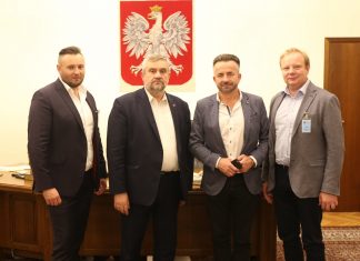 Minister Ardanowski obiecał pomóc producentom jagody kamczackiej
