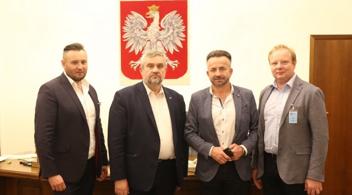 Minister Ardanowski obiecał pomóc producentom jagody kamczackiej