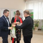 Artur Śliz wręczył upominki niektórym plantatorom truskawek