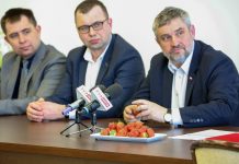 Minister Ardanowski rozpoczyna kampanię promującą jagodowe i próbuje pierwszych polskich truskawek!