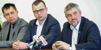 Minister Ardanowski rozpoczyna kampanię promującą jagodowe i próbuje pierwszych polskich truskawek!