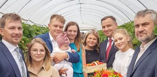 Prezydent Polski i Minister Rolnictwa odwiedzają gospodarstwo jagodowe w Wielkopolsce