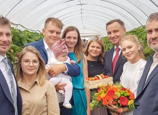Prezydent Polski i Minister Rolnictwa odwiedzają gospodarstwo jagodowe w Wielkopolsce
