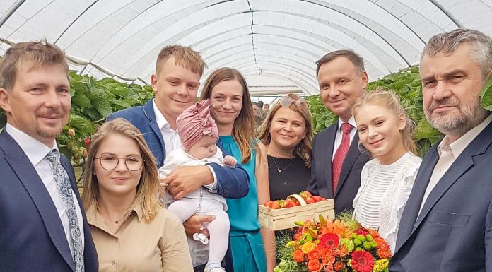Prezydent Polski i Minister Rolnictwa odwiedzają gospodarstwo jagodowe w Wielkopolsce