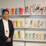 Prezes Hello Straw Chun Li zapewnia o najwyższej jakości słomek tej firmy poświadczonej licznymi certyfikatami