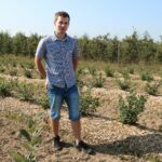 Paweł Czępiński na swojej plantacji borówki