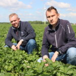 Fot. 1. Krzysztof Koniec ( z lewej) wraz z Jackiem Witkowskim z TAP w trakcie lustracji plantacjijagodnik_1_2021