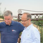 Dr Witold Boguta i Maciej Dolata podczas zwiedzania stoiska