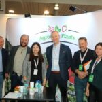 Przedstawiciele Agronom Plants wraz z odwiedającymi stoisko firmowe gośćmi