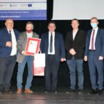 Pszczelarze z WZP w Lublinie wręczyli M Smentkowi dyplom za udaną współpracę ogrodniczo-pszczelarską
