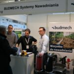 Rozmowy na stoisku firmy Budmech