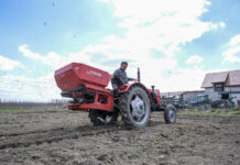 Truskawkowe Inspiracje – przygotowanie gleby przed sadzeniem truskawek. FILM