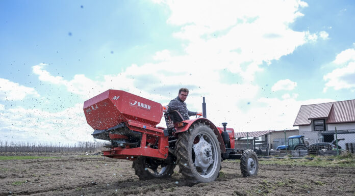 Truskawkowe Inspiracje – przygotowanie gleby przed sadzeniem truskawek. FILM