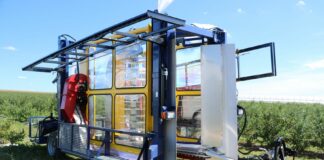 FILM- Mechaniczny zbiór borówki nowym kombajnem z firmy Jagoda JPS