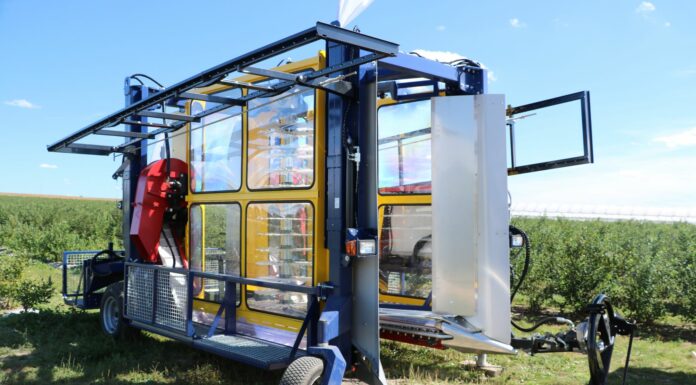 FILM- Mechaniczny zbiór borówki nowym kombajnem z firmy Jagoda JPS