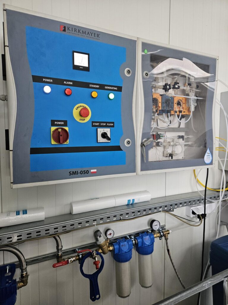 Fot. 9 Generator kwasu podchlorawego firmy Kirkmayer z licencją na produkcję Agro ECA Soft zainstalowany w tunelowej uprawie truskawek w firmie Amplus