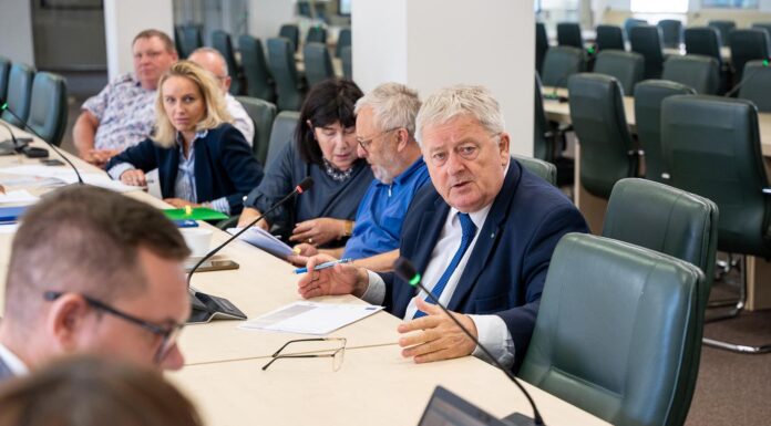 Rozmowy o warunkach pomocy rolnikom poszkodowanym w wyniku wiosennych przymrozków i gradobicia