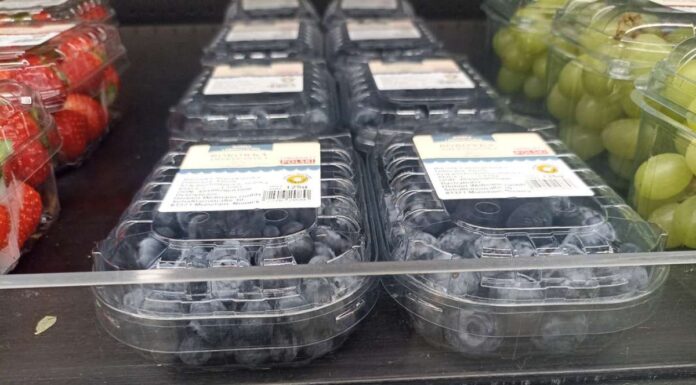 Jakie ceny borówki w detalu i hurcie? Owoce z Peru już w Polsce.