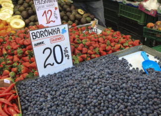 Wysyp truskawek i borówek na warszawskich Targowskich. Ceny kuszą!