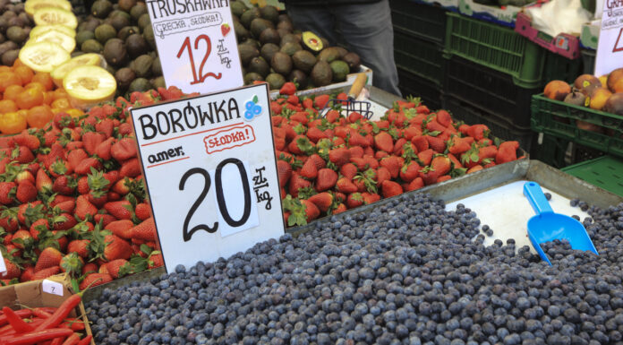 Wysyp truskawek i borówek na warszawskich Targowskich. Ceny kuszą!