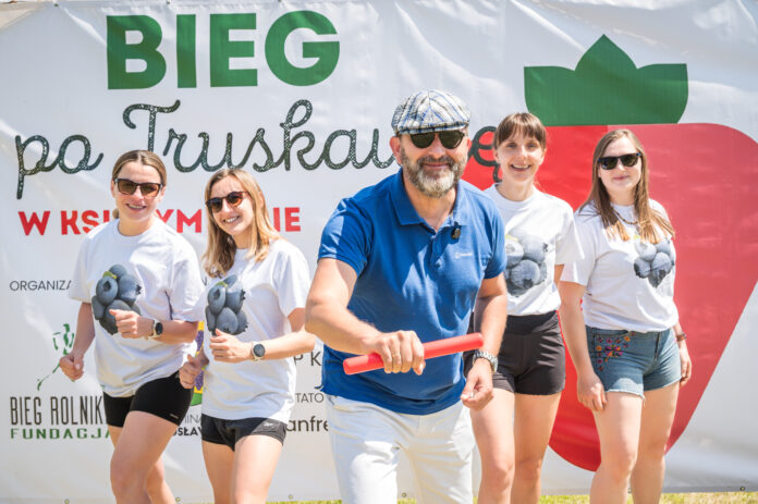 Uczestnicy biegu po truskawkę