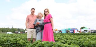 ‘Grandarosa’ i ‘Vibrant’ – dwie sprawdzone odmiany truskawek Jakub i Krystyna Niewczas oraz Aleksandra Woda-Liebner z firmy Niewczas Sadzonki Truskawek