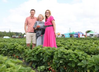 ‘Grandarosa’ i ‘Vibrant’ – dwie sprawdzone odmiany truskawek Jakub i Krystyna Niewczas oraz Aleksandra Woda-Liebner z firmy Niewczas Sadzonki Truskawek