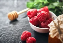 Zwalczanie szkodników w uprawach malin – które odmiany wymagają szczególnej ochrony? maliny w miseczce