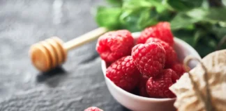 Zwalczanie szkodników w uprawach malin – które odmiany wymagają szczególnej ochrony? maliny w miseczce