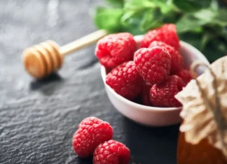 Zwalczanie szkodników w uprawach malin – które odmiany wymagają szczególnej ochrony? maliny w miseczce