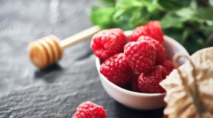 Zwalczanie szkodników w uprawach malin – które odmiany wymagają szczególnej ochrony? maliny w miseczce