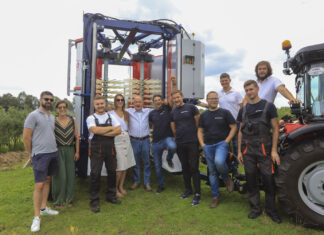 Pokaz zbioru borówki kombajnem Jagoda JPS w Dolecku