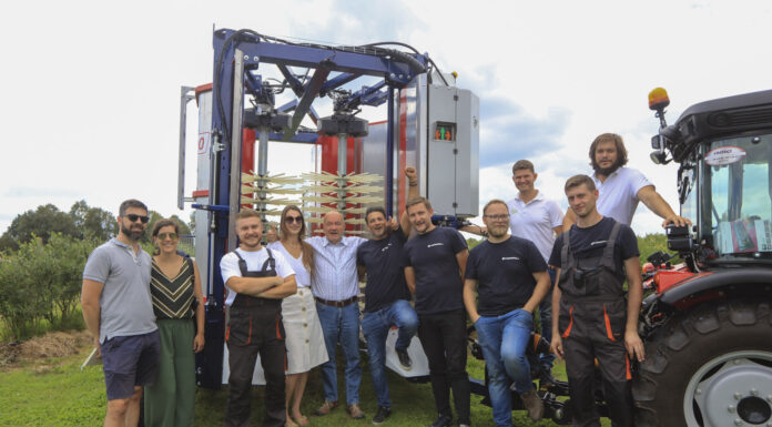 Pokaz zbioru borówki kombajnem Jagoda JPS w Dolecku