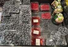 Truskawki z Egiptu, maliny z Maroka, borówki z Peru i porzeczki z Polski – sprawdzamy dostępność jagodowych na początku grudnia ceny jagodowych