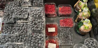 Truskawki z Egiptu, maliny z Maroka, borówki z Peru i porzeczki z Polski – sprawdzamy dostępność jagodowych na początku grudnia ceny jagodowych