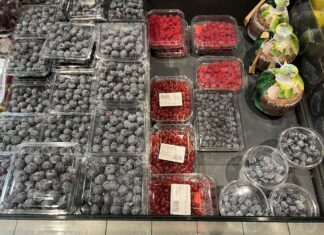 Truskawki z Egiptu, maliny z Maroka, borówki z Peru i porzeczki z Polski – sprawdzamy dostępność jagodowych na początku grudnia ceny jagodowych