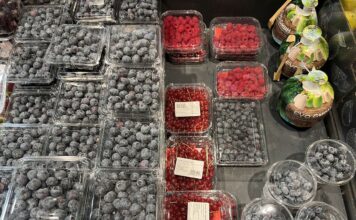 Truskawki z Egiptu, maliny z Maroka, borówki z Peru i porzeczki z Polski – sprawdzamy dostępność jagodowych na początku grudnia ceny jagodowych