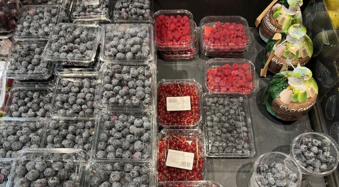 Truskawki z Egiptu, maliny z Maroka, borówki z Peru i porzeczki z Polski – sprawdzamy dostępność jagodowych na początku grudnia ceny jagodowych