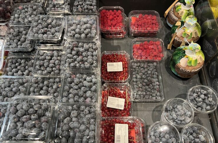 Truskawki z Egiptu, maliny z Maroka, borówki z Peru i porzeczki z Polski – sprawdzamy dostępność jagodowych na początku grudnia ceny jagodowych