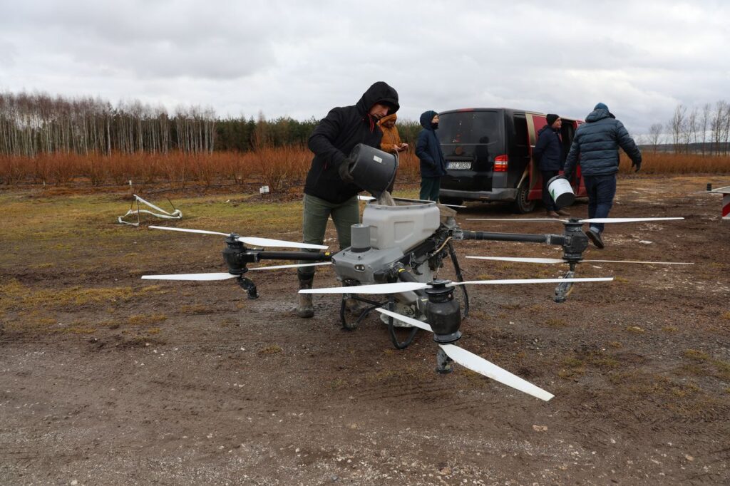 dron, dji, dji agras t50, borówka, nawożenie